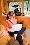 Femme utilisant un ordinateur portable à la maison