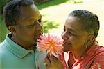 Couple inhaler une fleur