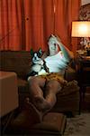 Homme en sous-vêtements, regarder la télévision avec chien