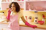 Femme parlait au téléphone en cuisine