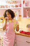 Femme parlait au téléphone en cuisine