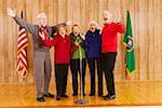 Begeisterte ältere Menschen singen auf der Bühne