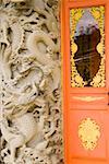 Closeup von Schnitzereien am Eingang des buddhistischen Tempels