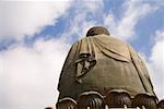 Ansicht der Rückseite des Buddha-Statue und Himmel