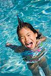 Gros plan d'une fille dans la piscine avec coiffure silly