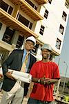 Portrait d'homme d'affaires avec le travailleur de la construction
