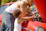 Vater und Sohn Überprüfung unter Auto-Haube