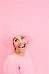 Femme portant une perruque rose et rire
