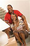 Africaine couple assis sur les escaliers