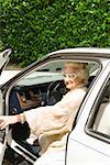 Senior Woman immer in Auto