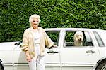 Haute femme à côté de chien dans la voiture