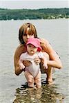 Bébé holding mère dans l'eau