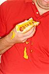 Homme tenant hotdog et renverser la chemise de moutarde