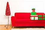 Stapel von Weihnachtsgeschenke auf sofa
