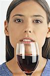 Femelle adulte jeune Richard un verre de vin rouge