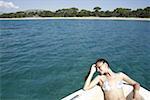 Weibliche junger Erwachsener am Boot Sonnenbaden