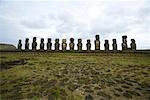 Moai sur plage Tongariki, île de Pâques, Chili