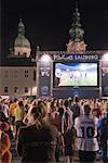 Fußball Lüfter beobachten Spiel in der Fanzone, Salzburg, Salzburger Land, Österreich