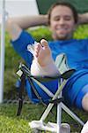 Joueur de soccer à glacer son pied