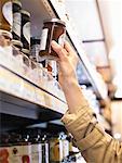 Femme dans une épicerie