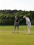 Zwei Frauen am Golf grün