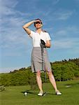 Femme devant un tee de golf