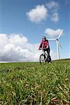 Frau mit dem Fahrrad auf einen Windpark