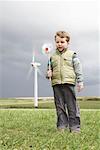 Junge mit Windmühle auf einen Windpark