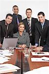 Gruppenfoto von Geschäftsleuten in Boardroom