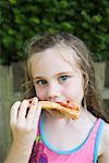 Petite fille mangeant pointe de Pizza