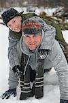 Père et fils à l'extérieur en hiver