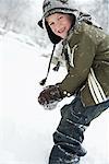 Garçon faire boule de neige
