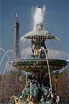 Fontaine des Mers, Place de la Concorde, la tour Eiffel en arrière-plan, Paris, France