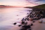 Küstenlinie und Surf an Sunrise, Embleton Bay, Northumberland, England