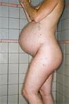 Femme enceinte dans la douche