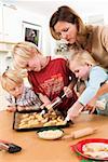 Mère et enfants faisant canalisée biscuits
