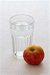 Un verre d'eau et une pomme