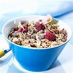 Beeren-Müsli in eine Schüssel geben