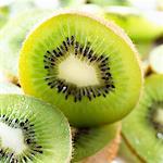 Fruits kiwi coupé en deux (gros plan)