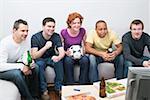 Freunde mit Fußball, Bier & Pizza sitzen vor Fernseher