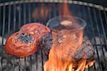 Steak de boeuf et des tomates sur un barbecue