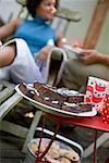 Brownies auf einer Gartenparty für 4. Juli, Frau im Hintergrund