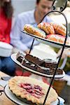 Beignes, brownies & tarte sur le stand hiérarchisé (4th juillet, USA)