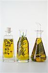 Trois huiles d'herbes différentes dans des bouteilles debout dans une ligne
