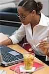 Femme, manger de la salade de fruits au bureau