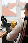 Femme, manger de la salade de fruits au bureau