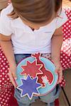 Petite fille tenant une assiette de cookies (4th juillet, USA)