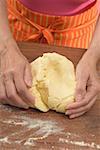 Femme, pétrir la pâte à tortillas