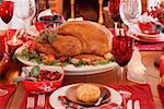 Table de Noël avec la Turquie en face de la cheminée (USA)