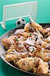 Kaiserschmarren (crêpes de l'empereur) dans la poêle avec les footballeurs de jouet